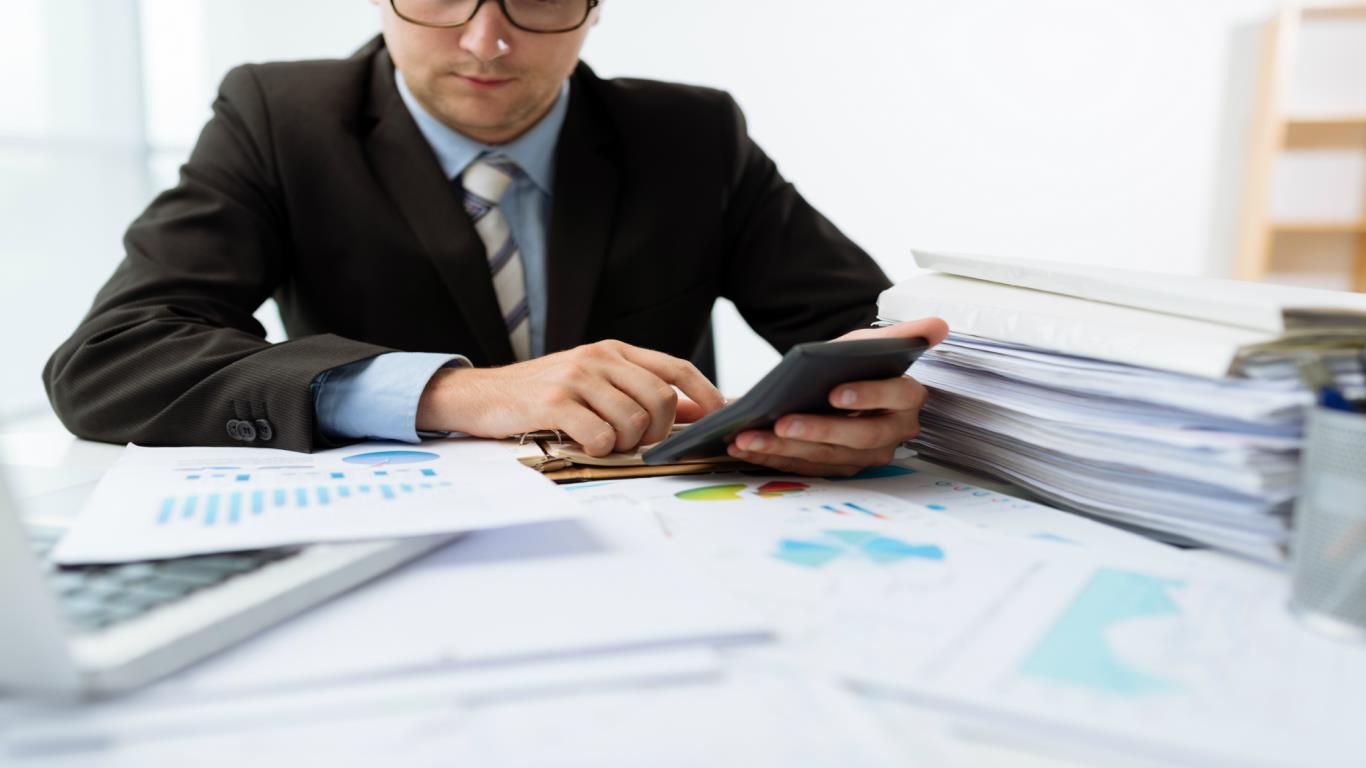 8) Financial managers and directors £64,432